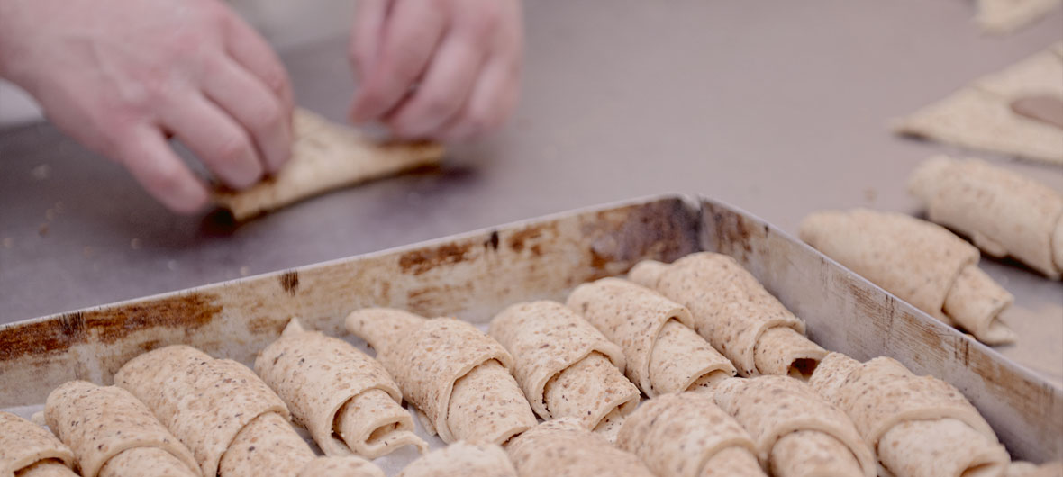 Bei uns noch echte Handarbeit:<br>Nougatcroissants - mit Butter von unserem langjährigen Bäckergesellen Herrn Paul touriert.